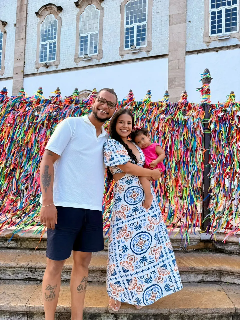 Família em frente às fitas do Senhor do Bonfim, em Salvador