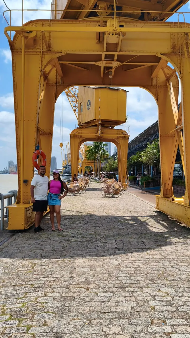 Casal cliente Quero+ Viagens no cais histórico de Buenos Aires