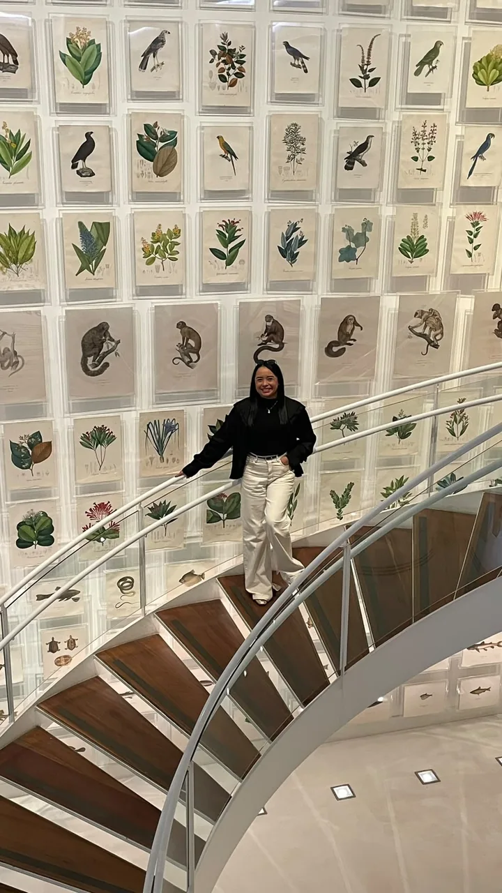 Cliente Quero+ Viagens na escadaria de museu em São Paulo