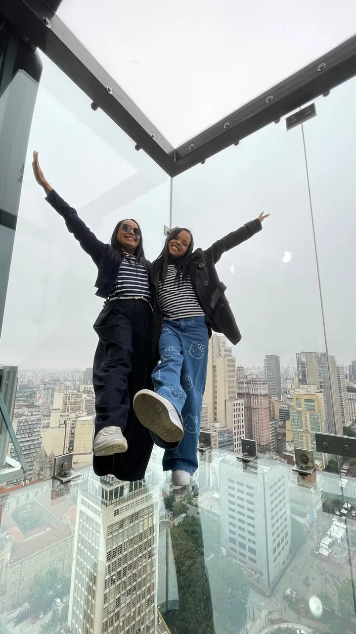 Clientes Quero+ Viagens no mirante de piso de vidro com vista para São Paulo
