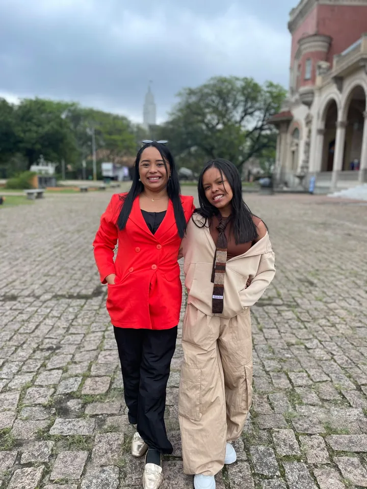 Clientes Quero+ Viagens em frente à fachada do museu em São Paulo