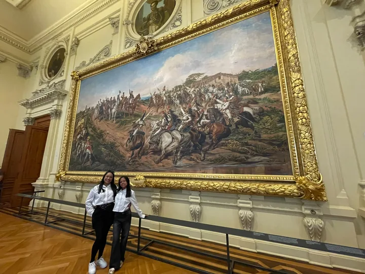 Clientes Quero+ Viagens diante de pintura histórica em museu de São Paulo
