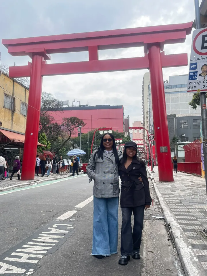 Clientes Quero+ Viagens em frente ao portal torii vermelho da Liberdade, em São Paulo