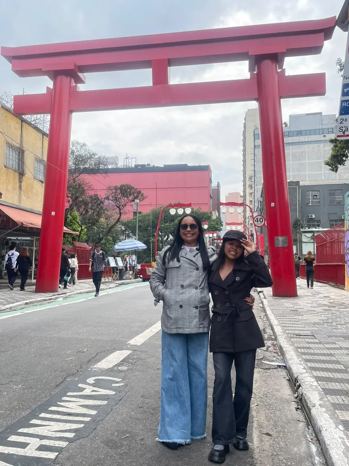 Clientes Quero+ Viagens em frente ao portal torii vermelho, no bairro da Liberdade em São Paulo