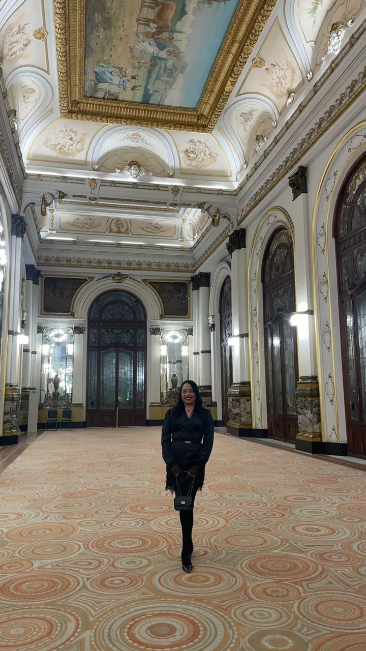 Cliente Quero+ Viagens em salão histórico decorado em São Paulo