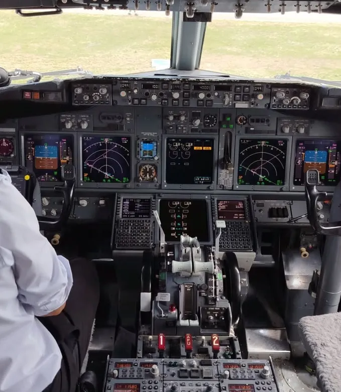 Cockpit de um avião comercial