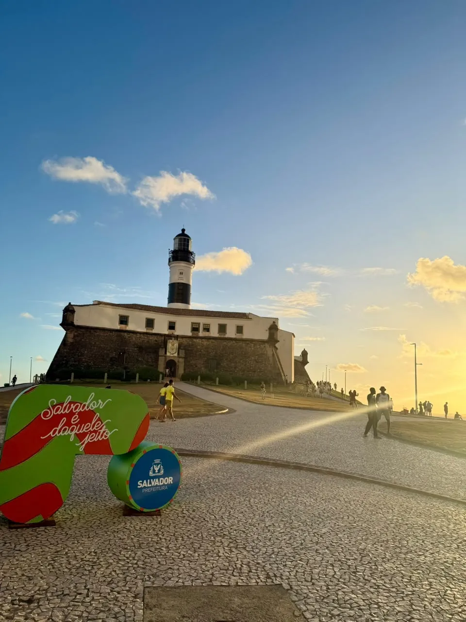 Farol da Barra sob céu azul, em Salvador
