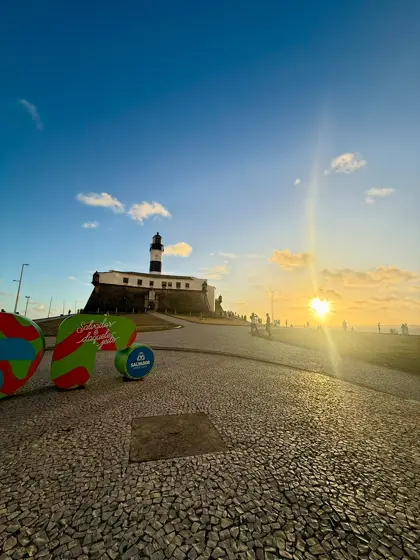Farol da Barra, em Salvador, ao pôr do sol