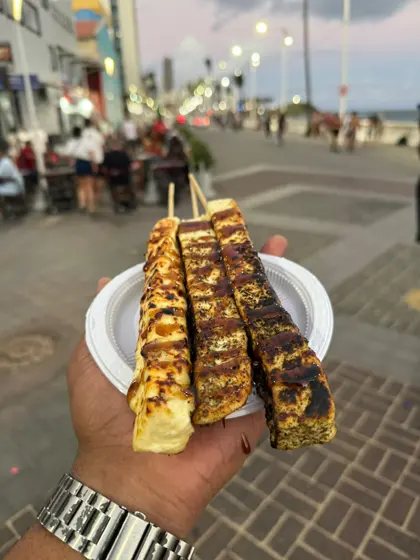 Queijo coalho assado na orla de Salvador ao entardecer