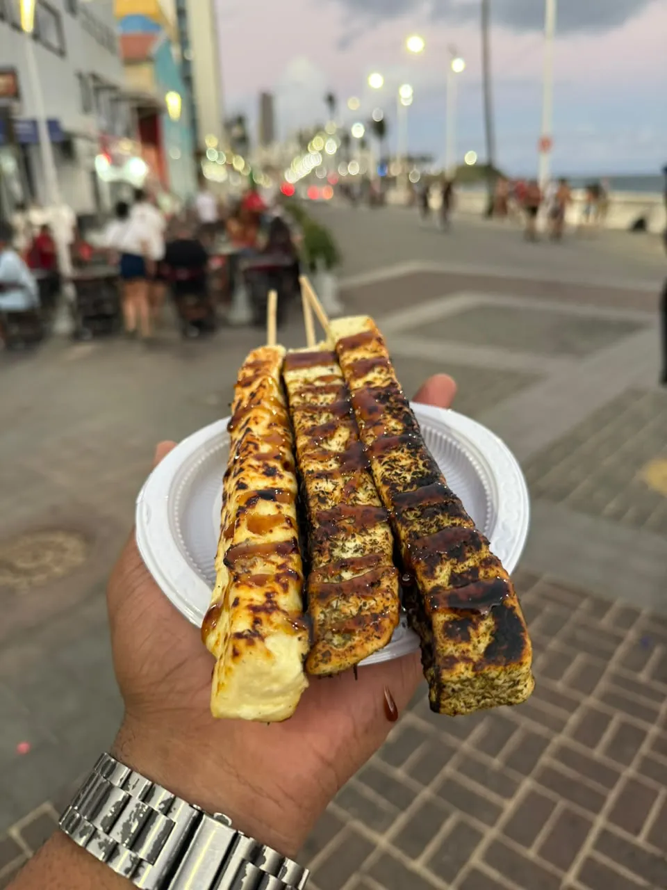 Queijo coalho assado na orla de Salvador ao entardecer