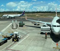 Avião no pátio do aeroporto em um dia de céu azul