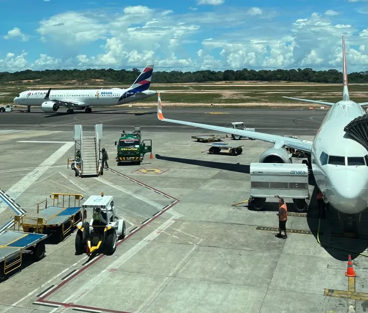 Avião no pátio do aeroporto em um dia de céu azul