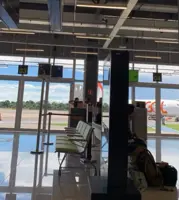 Sala de embarque com vista para a pista