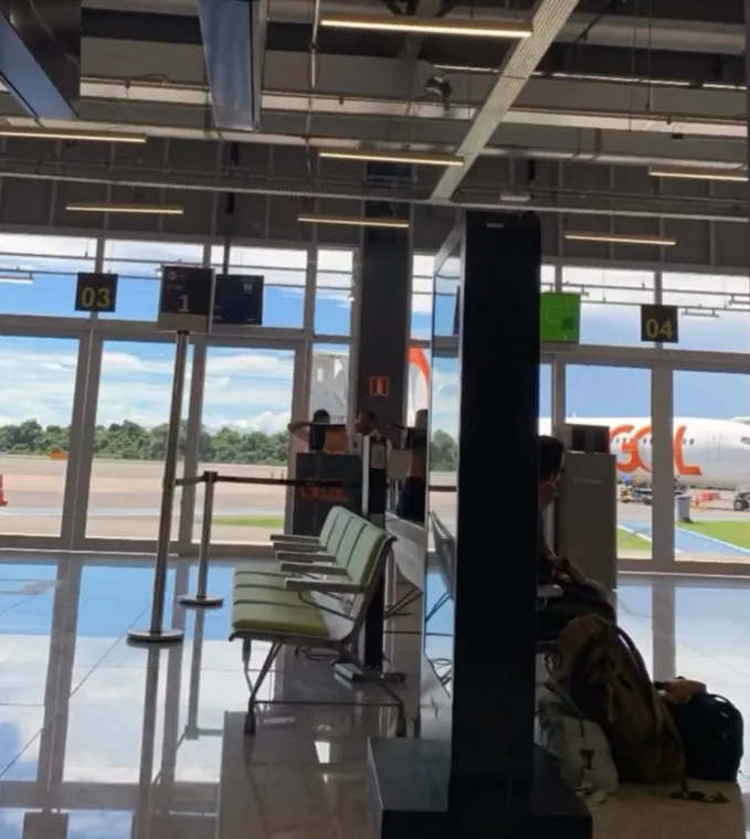 Sala de embarque com vista para a pista